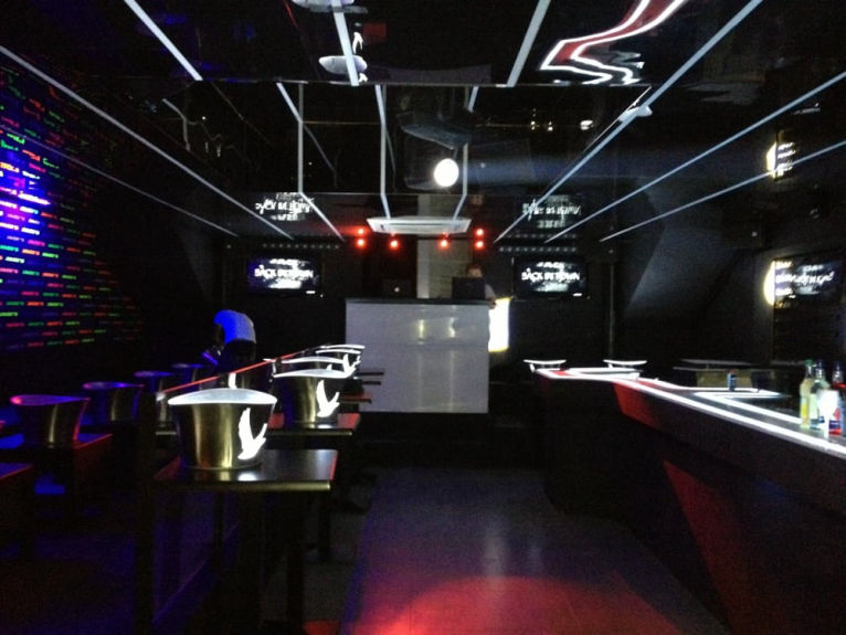 Installation d'effets spéciaux CO2 et éclairage dans une discothèque à Marseille.